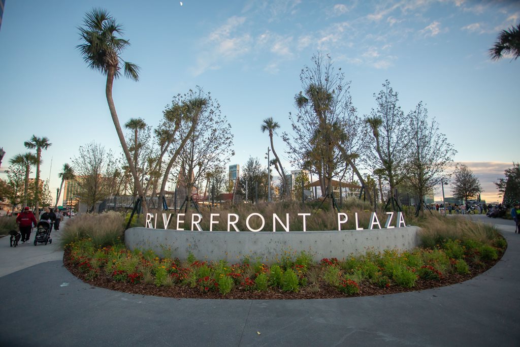Riverfront Plaza Park gateway sign